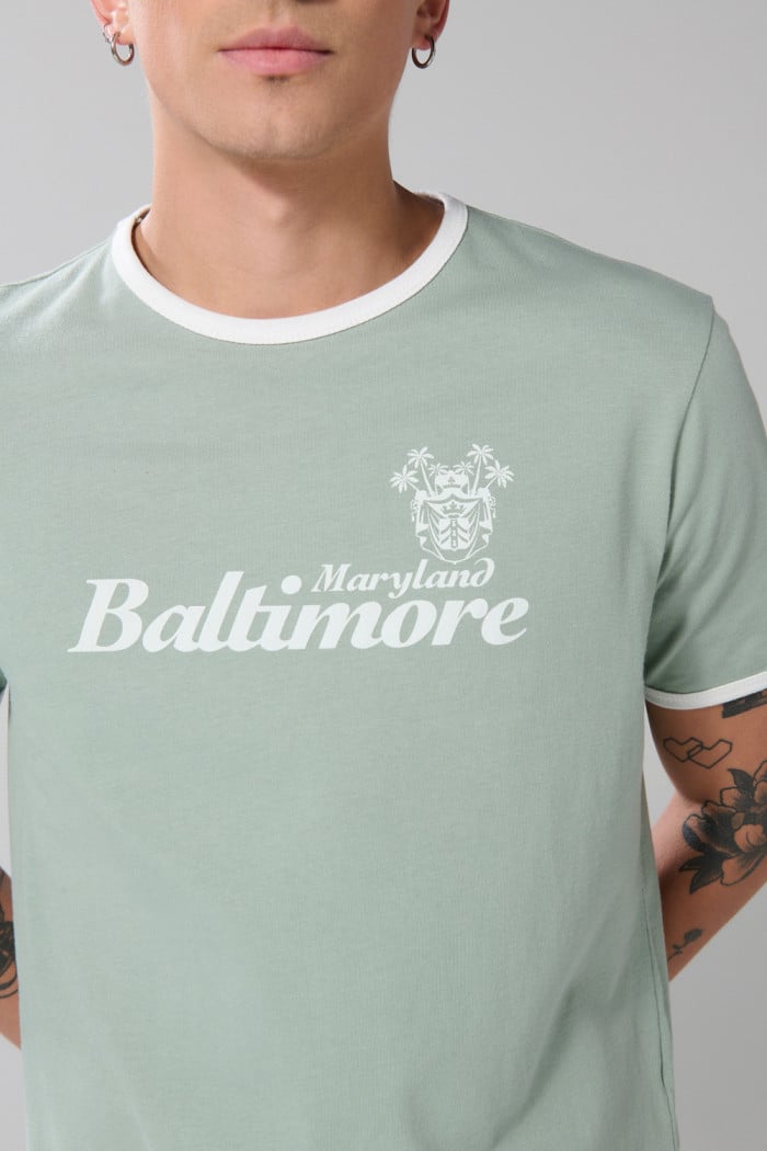 Camiseta verde con contrastes, manga corta y arte college