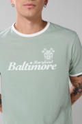 Camiseta verde con contrastes, manga corta y arte college