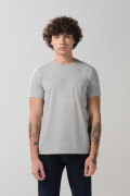 Camiseta gris clara manga corta con bolsillo en frente