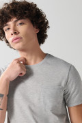 Camiseta gris clara manga corta con bolsillo en frente