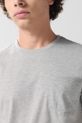 Camiseta gris clara manga corta con bolsillo en frente