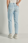 Jean tiro alto boyfriend azul con bota recta y bolsillos