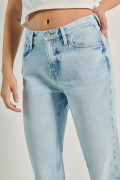 Jean tiro alto boyfriend azul con bota recta y bolsillos