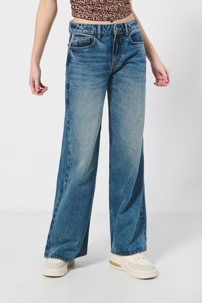 Jean palazzo tiro alto azul con desgastes y bota ancha