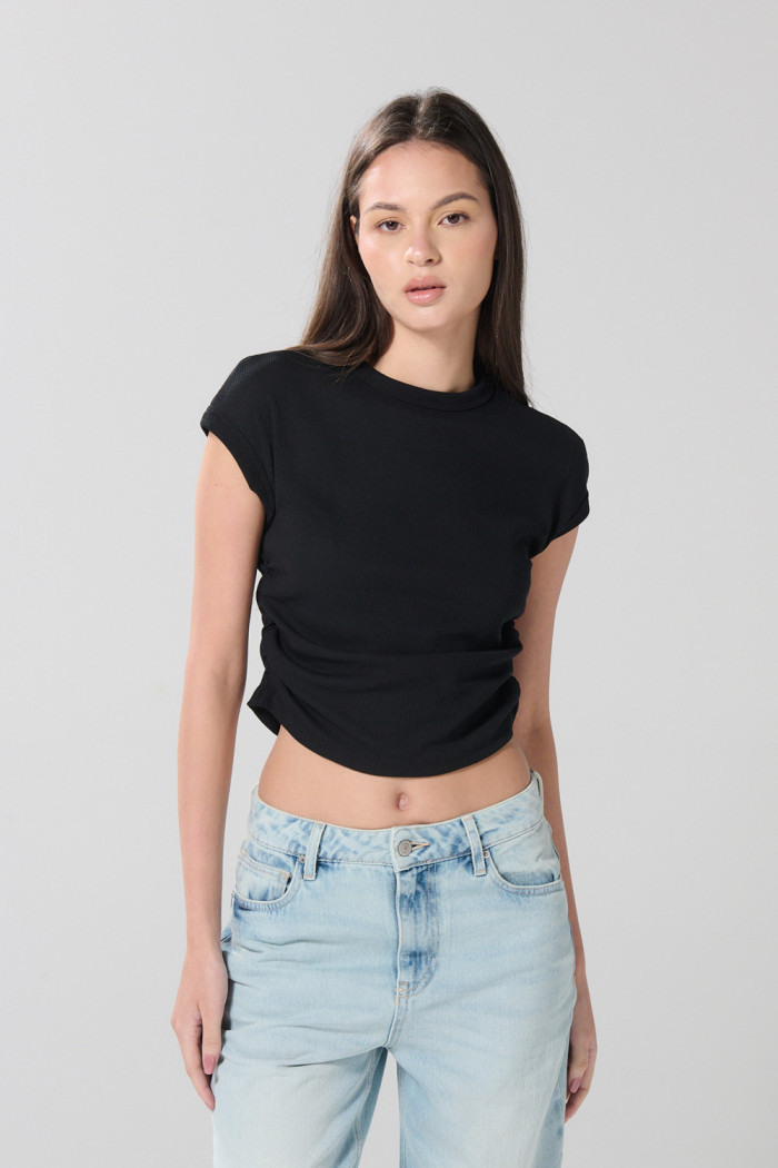 Camiseta unicolor manga corta con texturas acanaladas