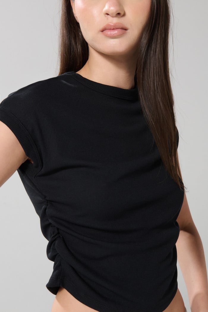 Camiseta unicolor manga corta con texturas acanaladas