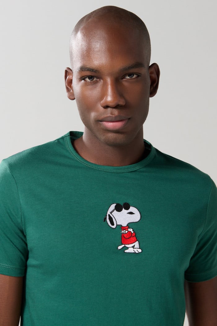 Camiseta unicolor cuello redondo con diseño de Snoopy