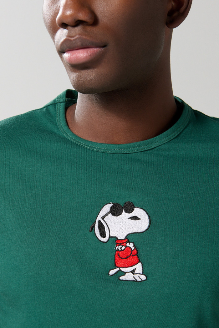 Camiseta unicolor cuello redondo con diseño de Snoopy