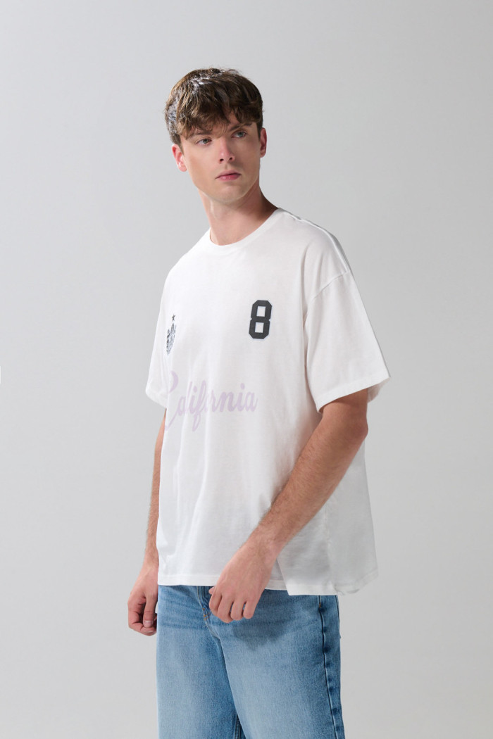 Camiseta crema oversize con arte college y cuello redondo