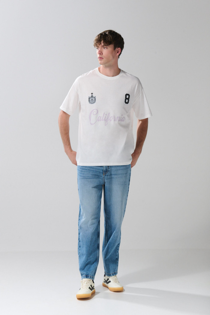 Camiseta crema oversize con arte college y cuello redondo