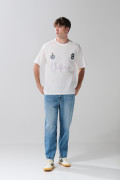 Camiseta crema oversize con arte college y cuello redondo