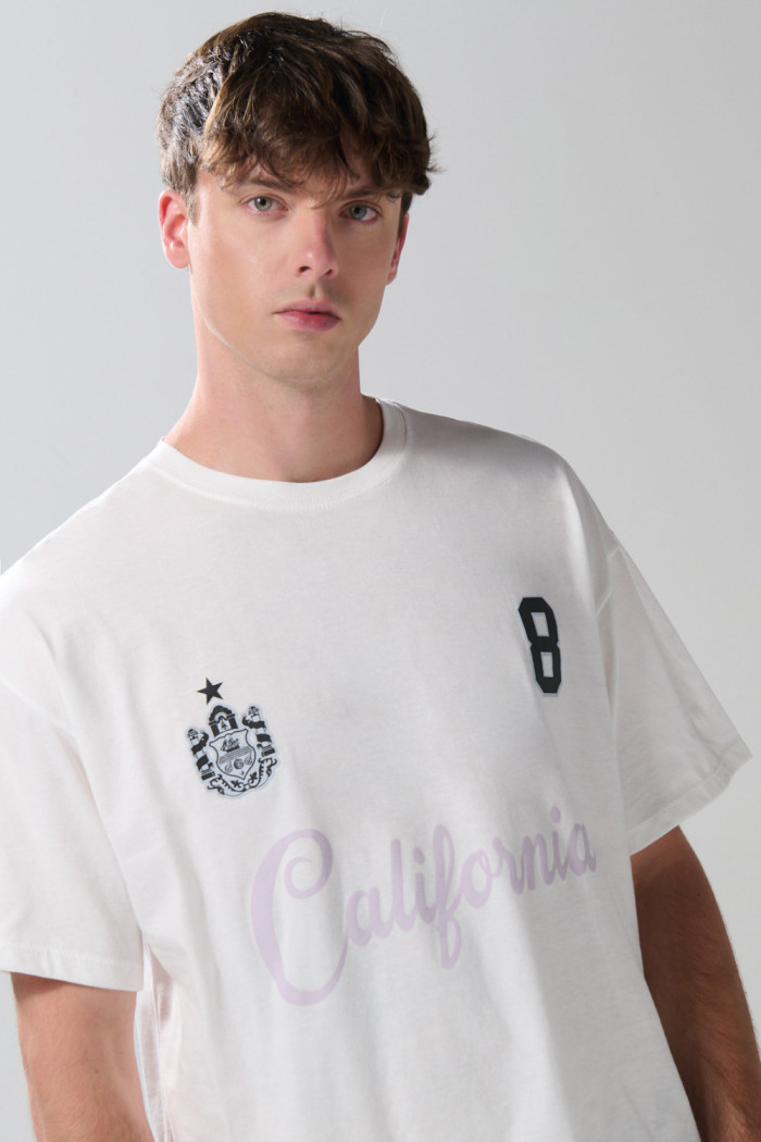 Camiseta crema oversize con arte college y cuello redondo