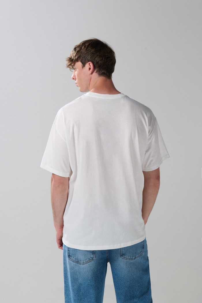 Camiseta crema oversize con arte college y cuello redondo