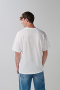 Camiseta crema oversize con arte college y cuello redondo