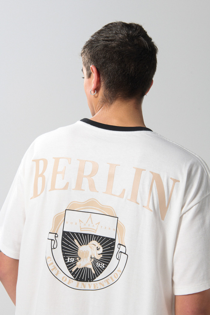 Camiseta manga corta oversize crema con estampados college