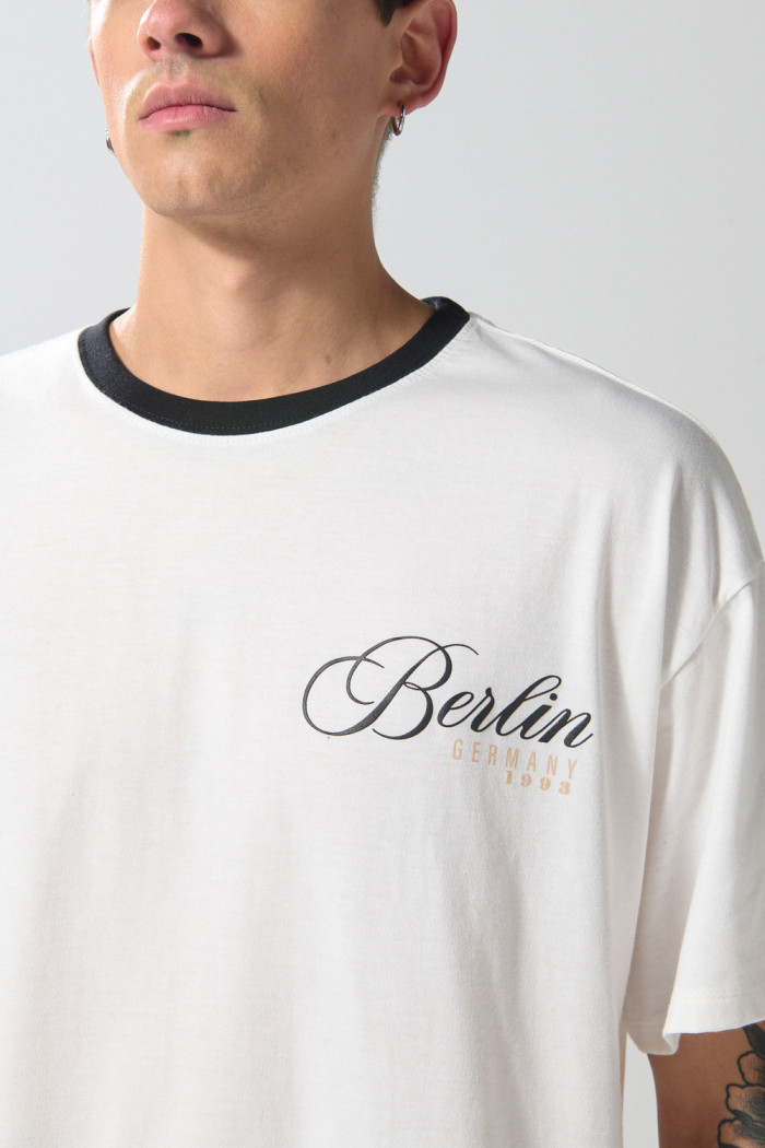 Camiseta manga corta oversize crema con estampados college