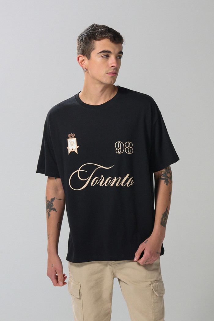 Camiseta oversize cuello redondo negra con arte college
