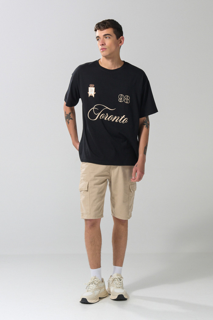 Camiseta oversize cuello redondo negra con arte college