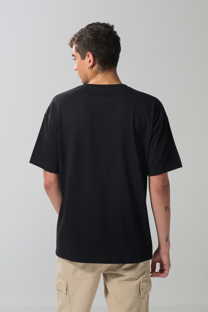 Camiseta oversize cuello redondo negra con arte college
