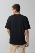Camiseta oversize cuello redondo negra con arte college