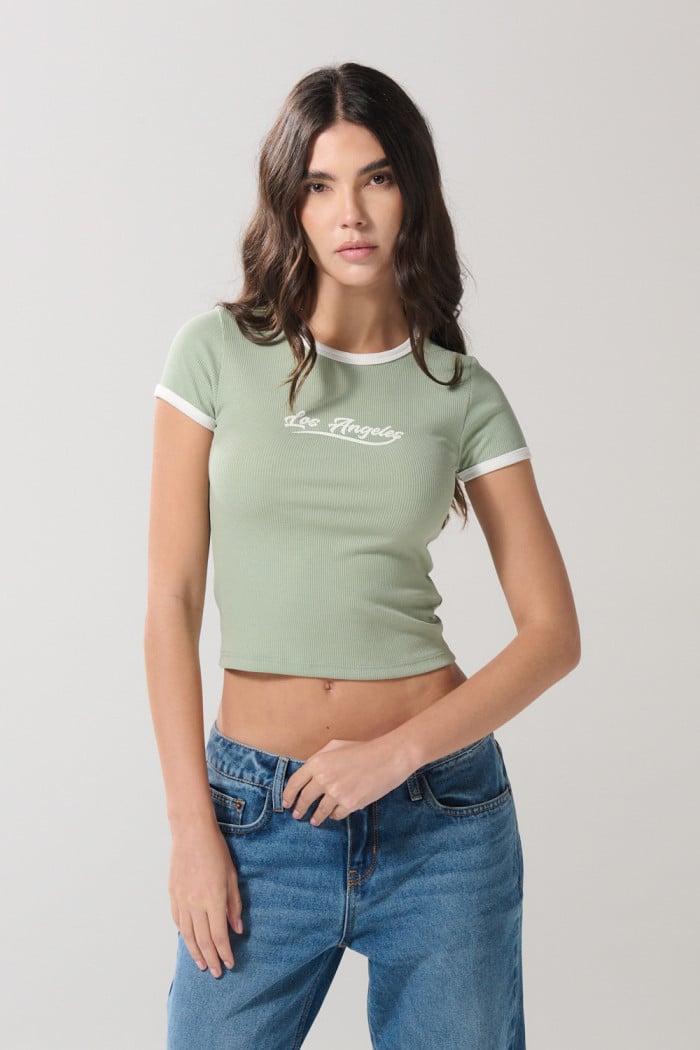 Camiseta en rib con contrastes verde college y manga corta
