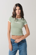 Camiseta en rib con contrastes verde college y manga corta