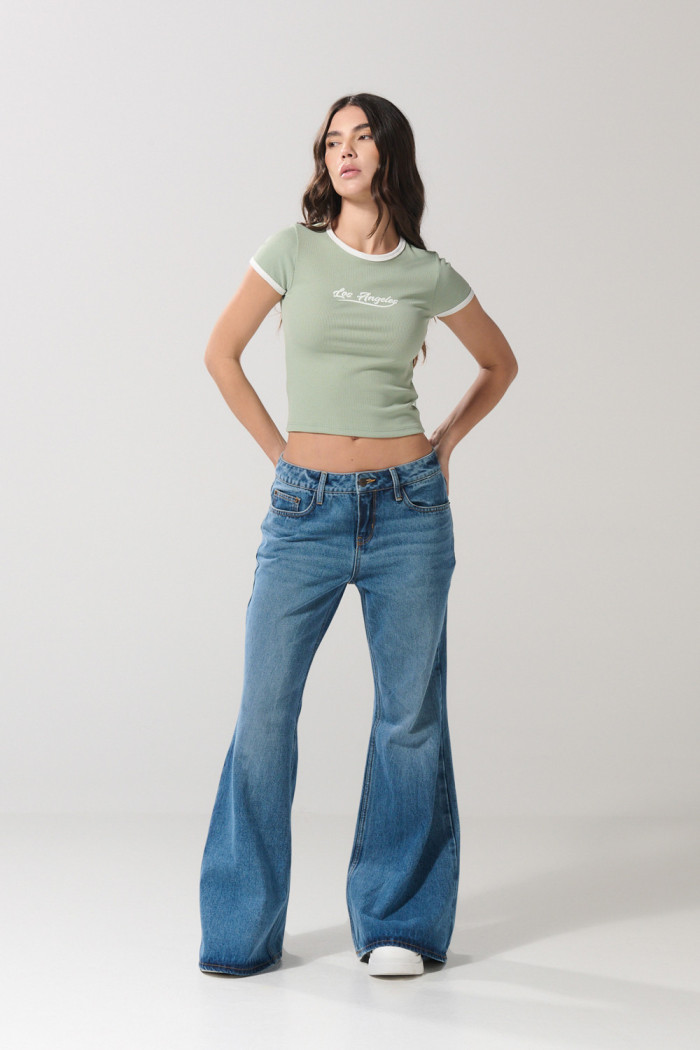 Camiseta en rib con contrastes verde college y manga corta