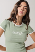 Camiseta en rib con contrastes verde college y manga corta