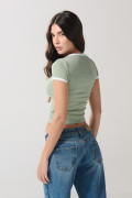 Camiseta en rib con contrastes verde college y manga corta