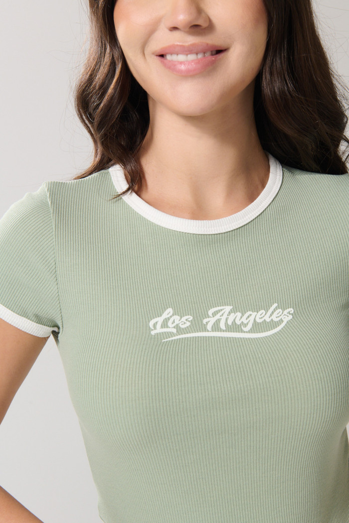 Camiseta en rib con contrastes verde college y manga corta