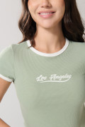 Camiseta en rib con contrastes verde college y manga corta