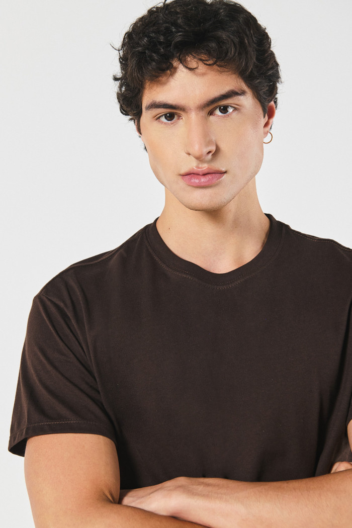 Camiseta cuello redondo unicolor holgada en algodón