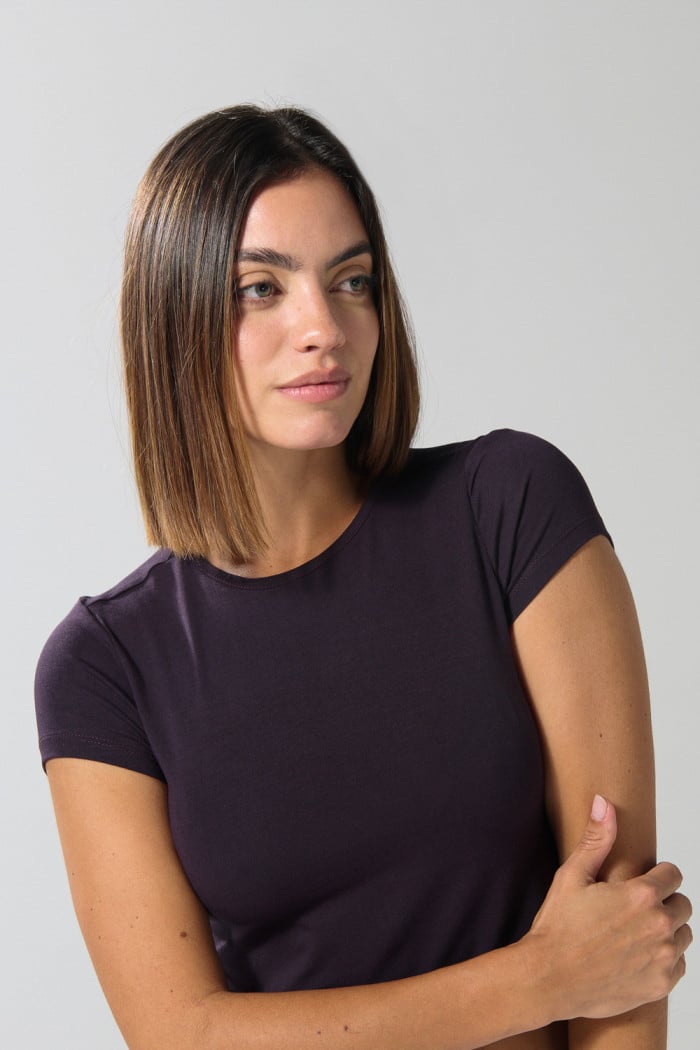 Camiseta cuello redondo morada con manga corta