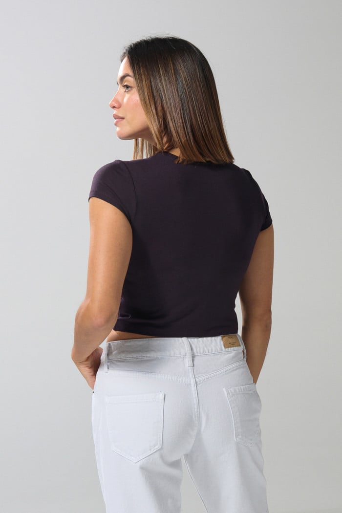 Camiseta cuello redondo morada con manga corta
