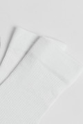 Medias largas con finas texturas acanaladas unicolores