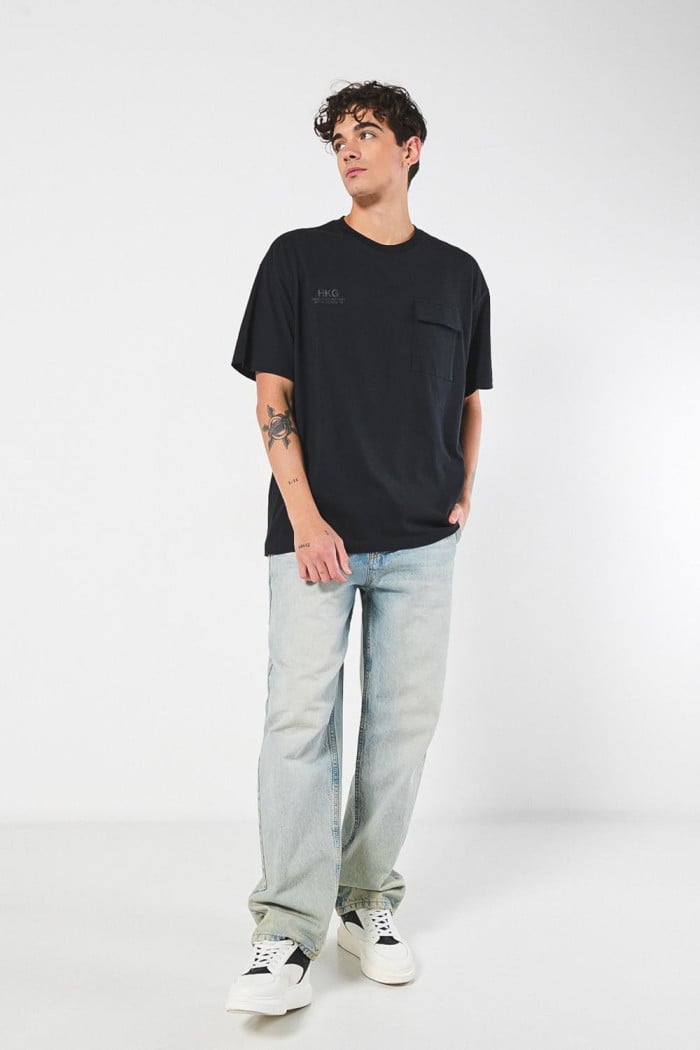 Camiseta unicolor oversize con bolsillo y manga corta