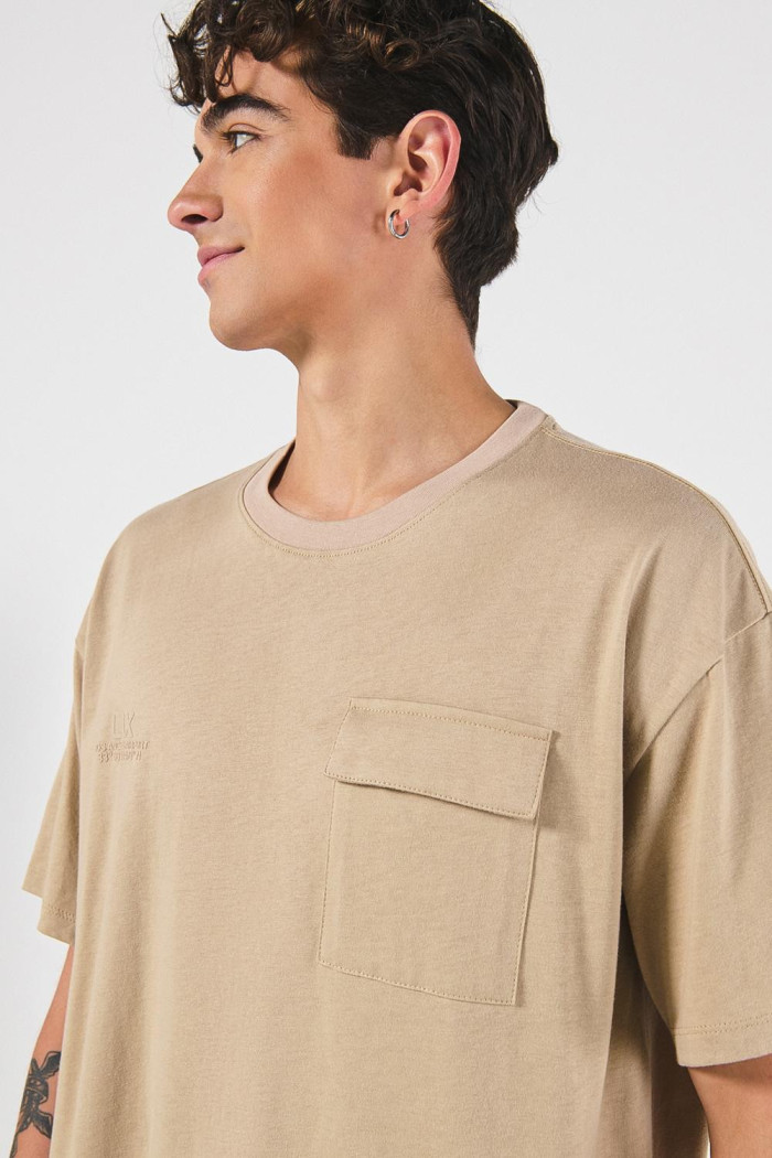 Camiseta unicolor oversize con bolsillo y manga corta