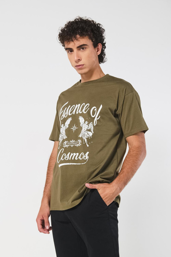 Camiseta verde oscura manga corta con diseño celestial
