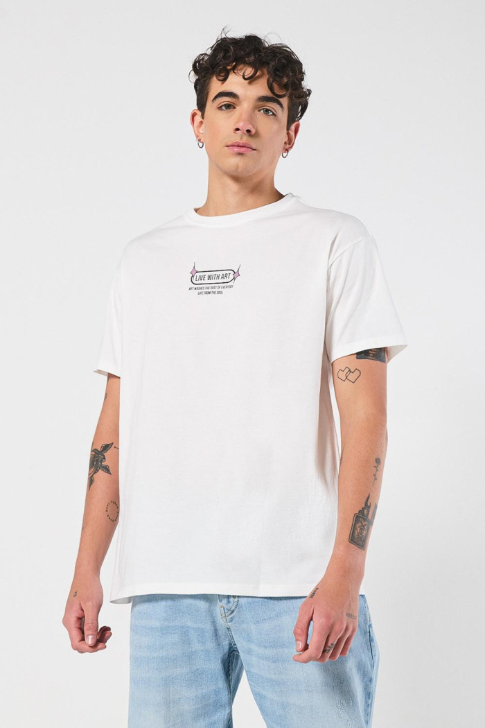 Camiseta crema clara manga corta con diseños artísticos
