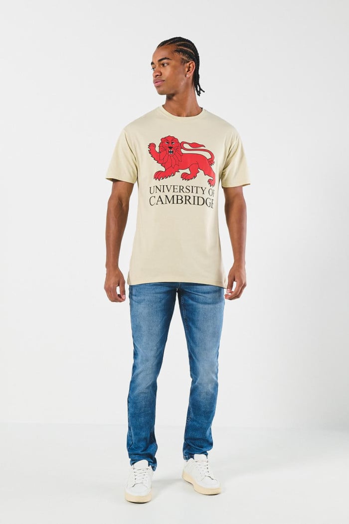 Camiseta kaki con cuello redondo y diseño de Cambridge