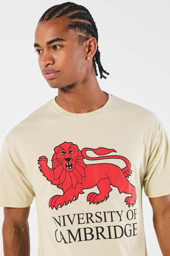 Camiseta kaki con cuello redondo y diseño de Cambridge