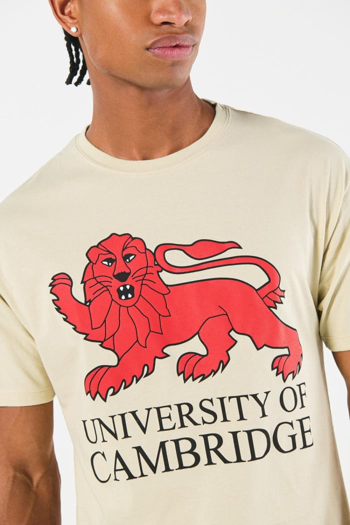 Camiseta kaki con cuello redondo y diseño de Cambridge