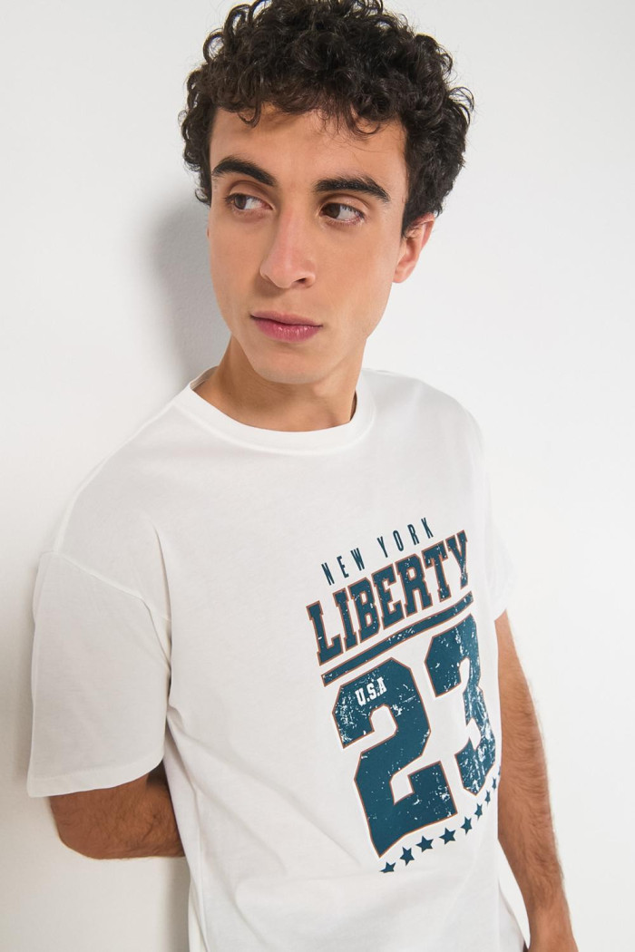 Camiseta crema clara con arte college y manga corta