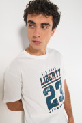 Camiseta crema clara con arte college y manga corta