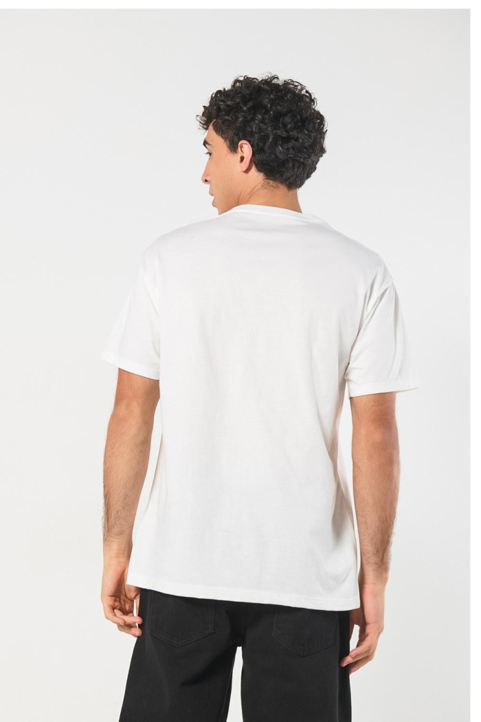 Camiseta crema clara con arte college y manga corta