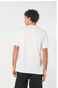 Camiseta crema clara con arte college y manga corta