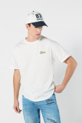 Camiseta crema con diseños de medio ambiente y manga corta