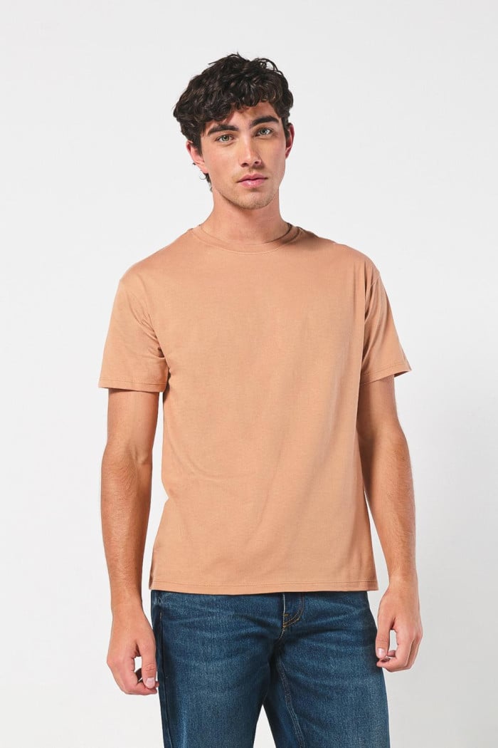 Camiseta manga corta unicolor con arte de futuro en espalda