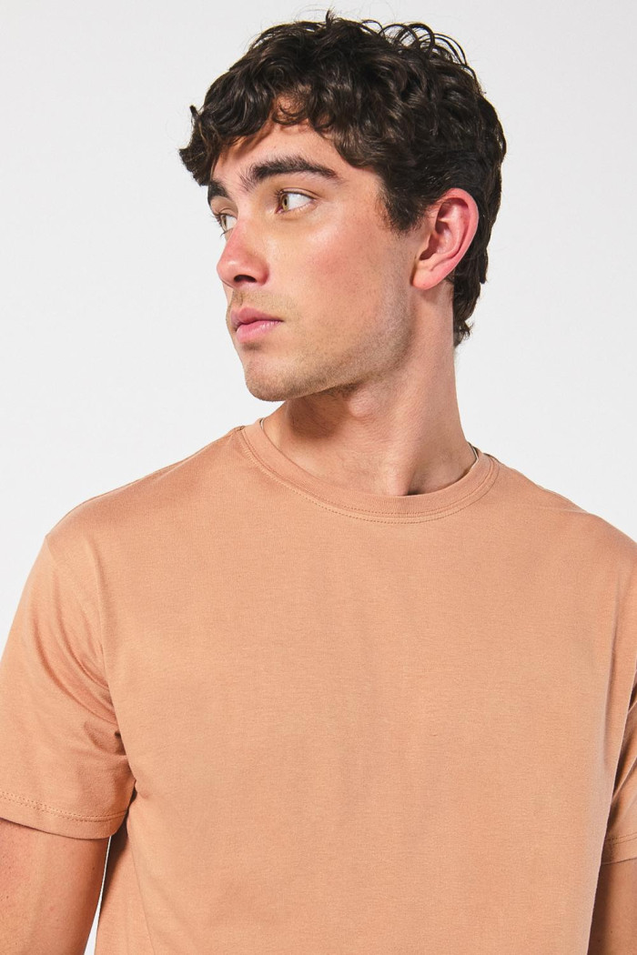 Camiseta manga corta unicolor con arte de futuro en espalda