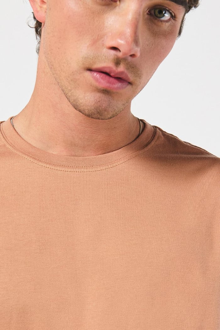 Camiseta manga corta unicolor con arte de futuro en espalda